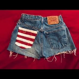 Red tab Levi shorts ♥️
